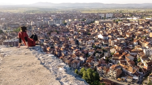 12 Weltmomente und Nicole stehen über den Dingen im Kosovo